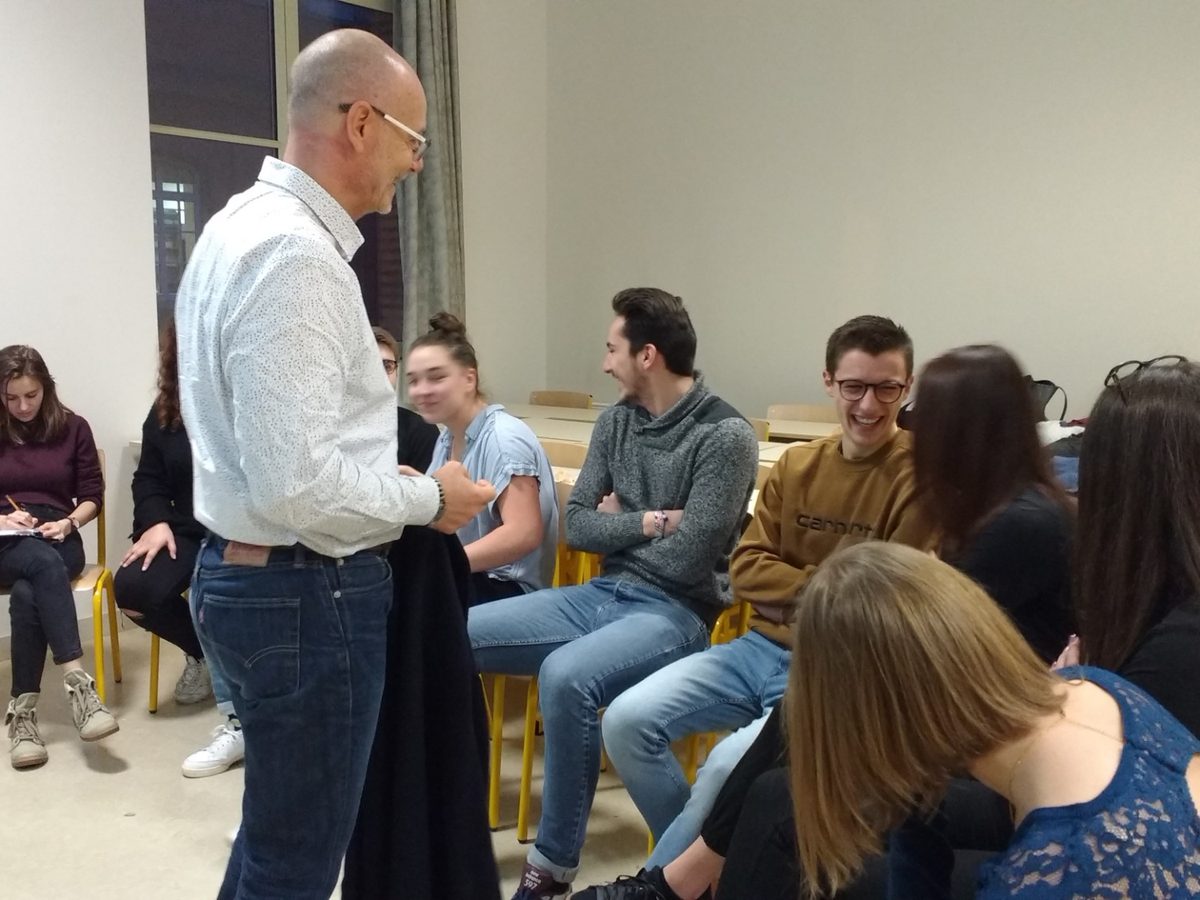 Intervenant animant un atelier en groupe