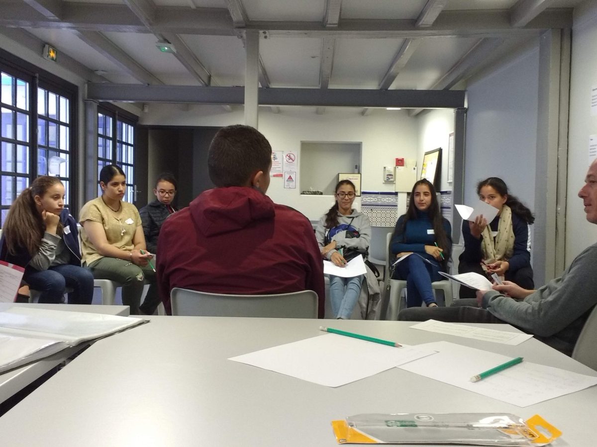 Jeunes participant à un atelier avec leur intervenant