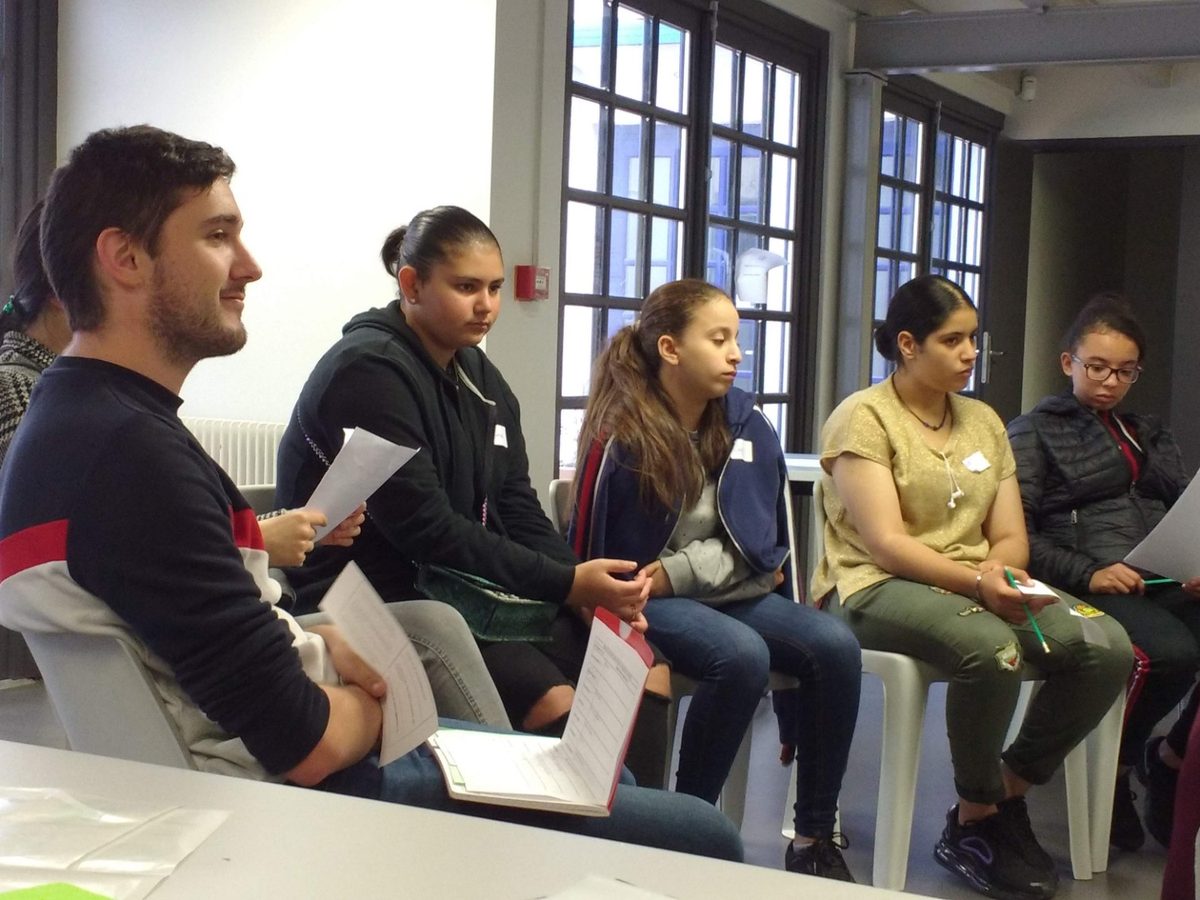 Groupe de jeunes attentifs pendant un atelier