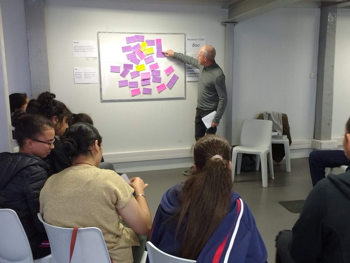 Atelier d'orientation : exercice en post-it au tableau