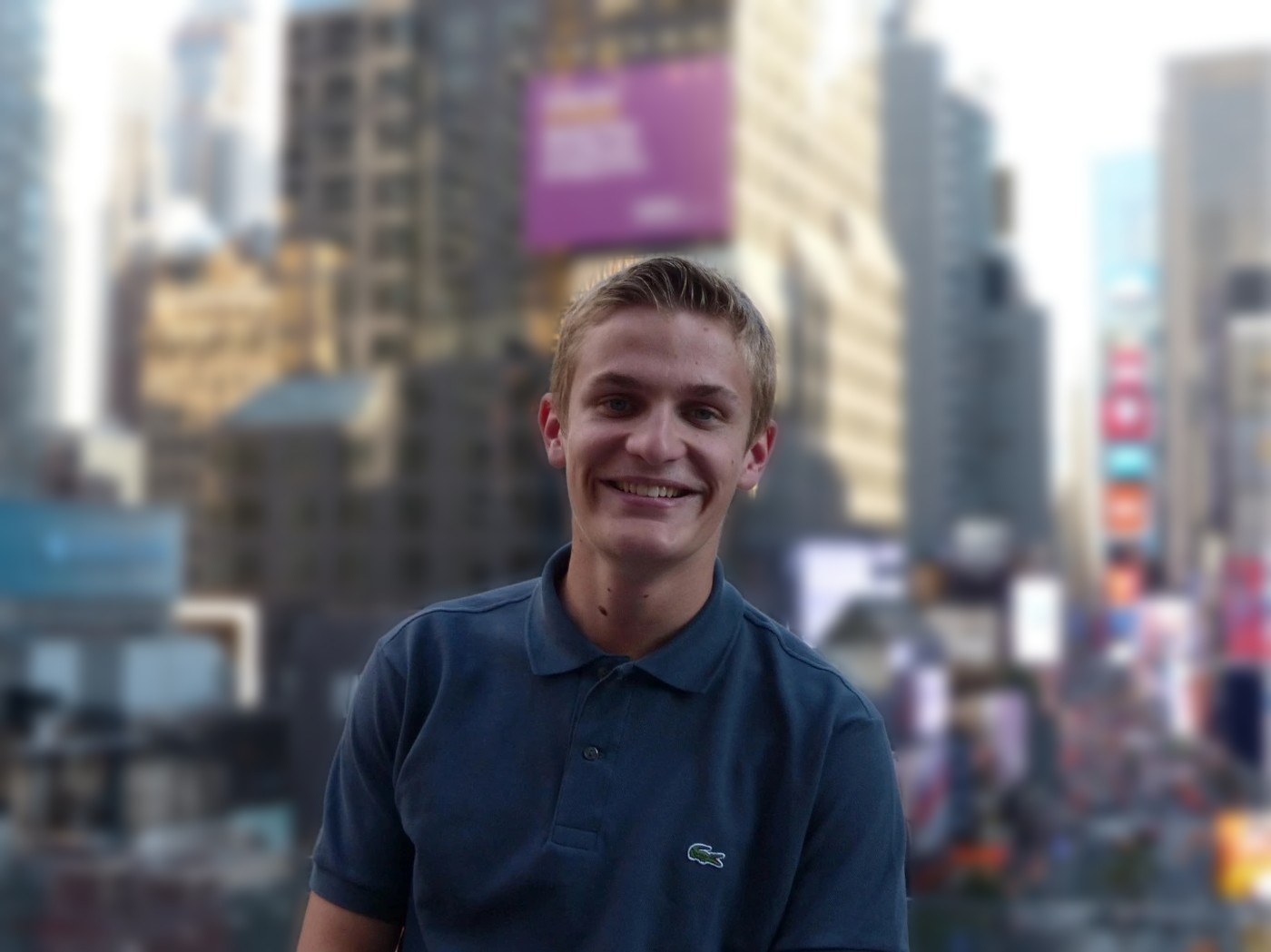Antoine, souriant, en voyage à New York